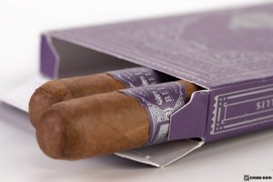 Warped La Relatos The First cigars open box