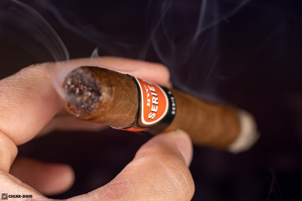 HVC Serie A Perlas cigar smoking