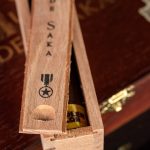 Muestra de Saka Unstolen Valor cigar box open coffin