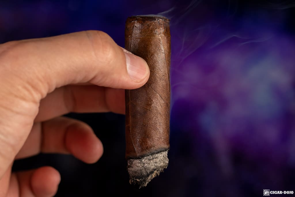 Muestra de Saka Unstolen Valor cigar smoking