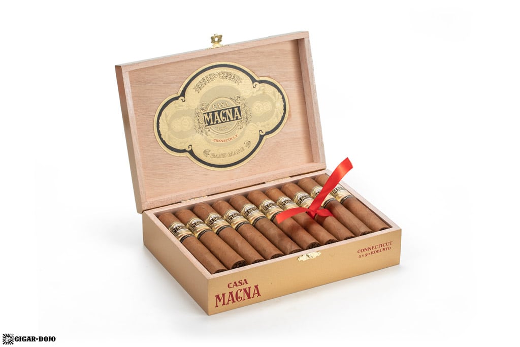 Quesada Casa Magna Connecticut Robusto cigar box open