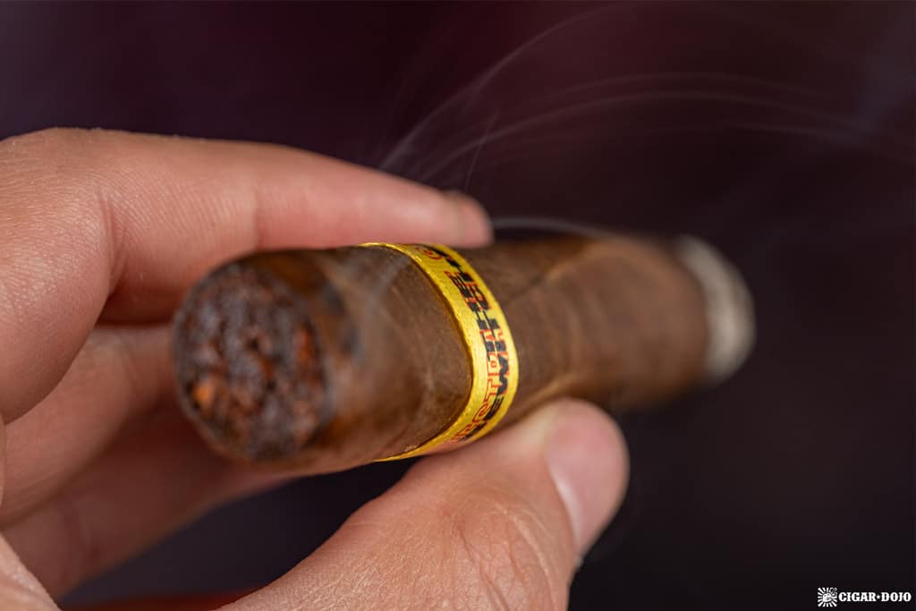 Dunbarton Muestra de Saka The Bewitched cigar smoking